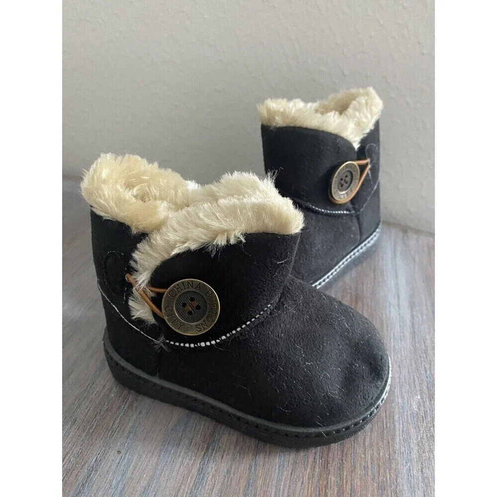 China Buttons City fuzzy Winter Pull on boots Black size 22 / 6 US baby boy girl